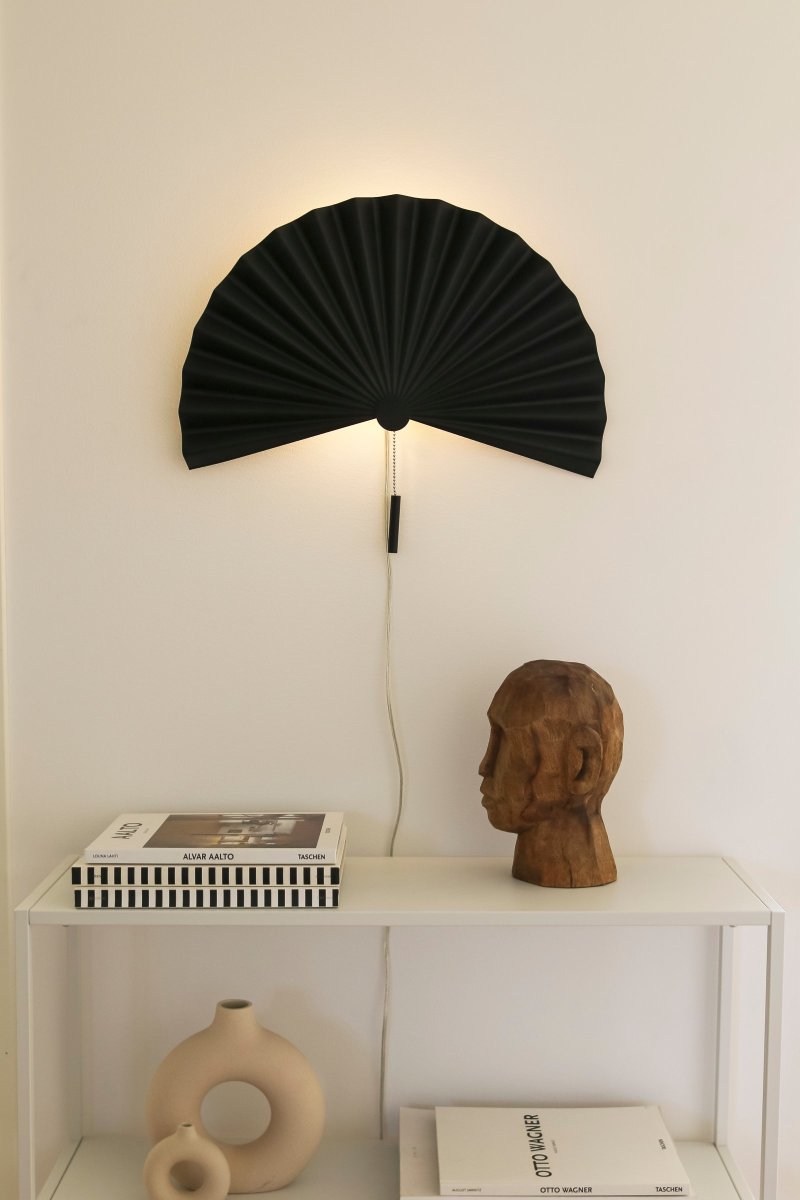 Zen 50cm Schwarz wandlampe Von Globen Lighting - Mit ihrer schlichten Form und dem wundersch&ouml;nen plissierten, schwarz-matt lackierten Metall strahlt diese Lampe Schlichtheit und Minimalismus aus und passt perfekt in das schlichte skandinavisch-japanische Interieur.