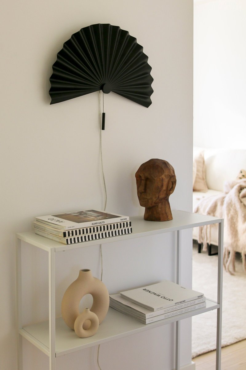 Zen 50cm Schwarz wandlampe Von Globen Lighting - Mit ihrer schlichten Form und dem wundersch&ouml;nen plissierten, schwarz-matt lackierten Metall strahlt diese Lampe Schlichtheit und Minimalismus aus und passt perfekt in das schlichte skandinavisch-japanische Interieur.