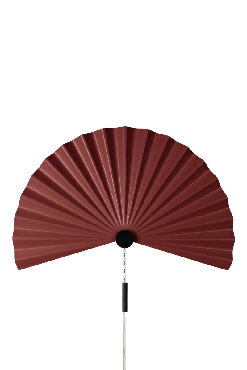 Zen 50cm Kastanienbraun wandlampe Von Globen Lighting - Mit ihrer schlichten Form und dem wunderschönen, plissierten, kastanienbraunen, matt lackierten Metall strahlt diese Lampe Schlichtheit und Minimalismus aus und passt perfekt in das schlichte skandinavisch-japanische Interieur.