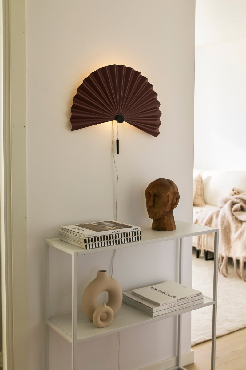 Zen 50cm Kastanienbraun wandlampe Von Globen Lighting - Mit ihrer schlichten Form und dem wunderschönen, plissierten, kastanienbraunen, matt lackierten Metall strahlt diese Lampe Schlichtheit und Minimalismus aus und passt perfekt in das schlichte skandinavisch-japanische Interieur.