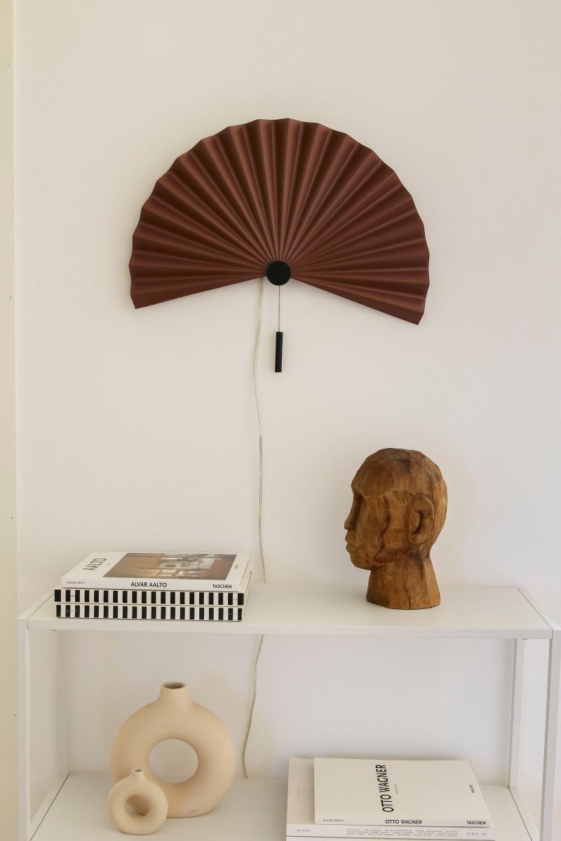 Zen 50cm Kastanienbraun wandlampe Von Globen Lighting - Mit ihrer schlichten Form und dem wunderschönen, plissierten, kastanienbraunen, matt lackierten Metall strahlt diese Lampe Schlichtheit und Minimalismus aus und passt perfekt in das schlichte skandinavisch-japanische Interieur.