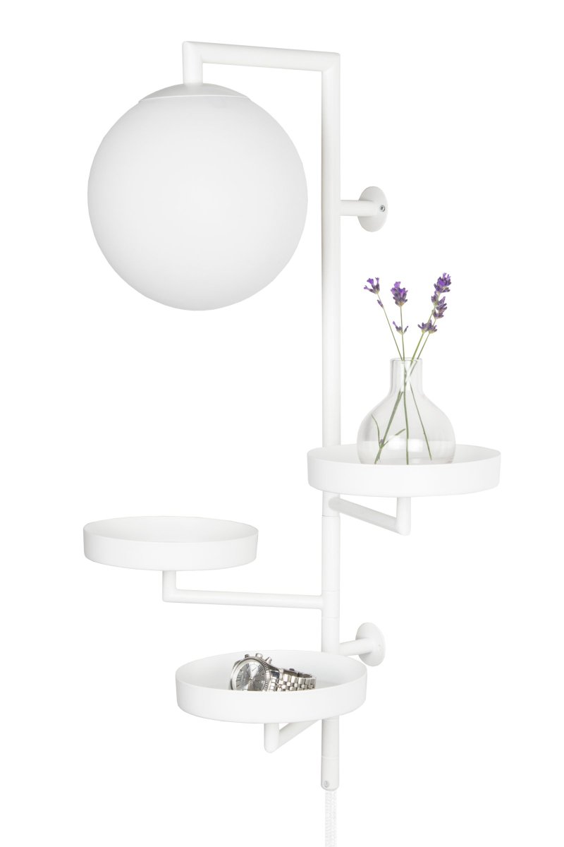 Astoria 62cm Weiß wandlampe Von Globen Lighting - Astoria vereint Funktion und Design und kann &uuml;berall eingesetzt werden, vom Flur &uuml;ber einen Sockel bis hin zur Nachttischlampe.