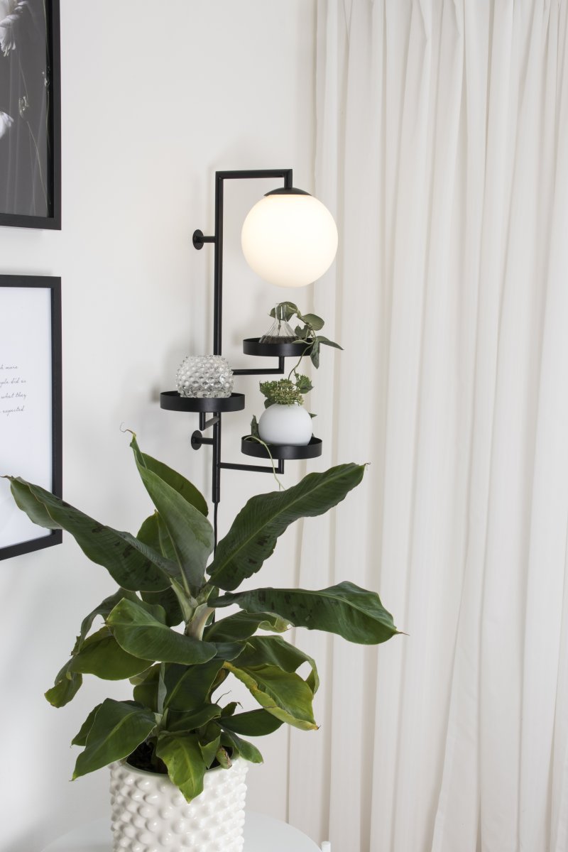 Astoria 62cm Schwarz wandlampe Von Globen Lighting - Astoria vereint mit ihren Regalen und Leuchten Funktion und Design.
