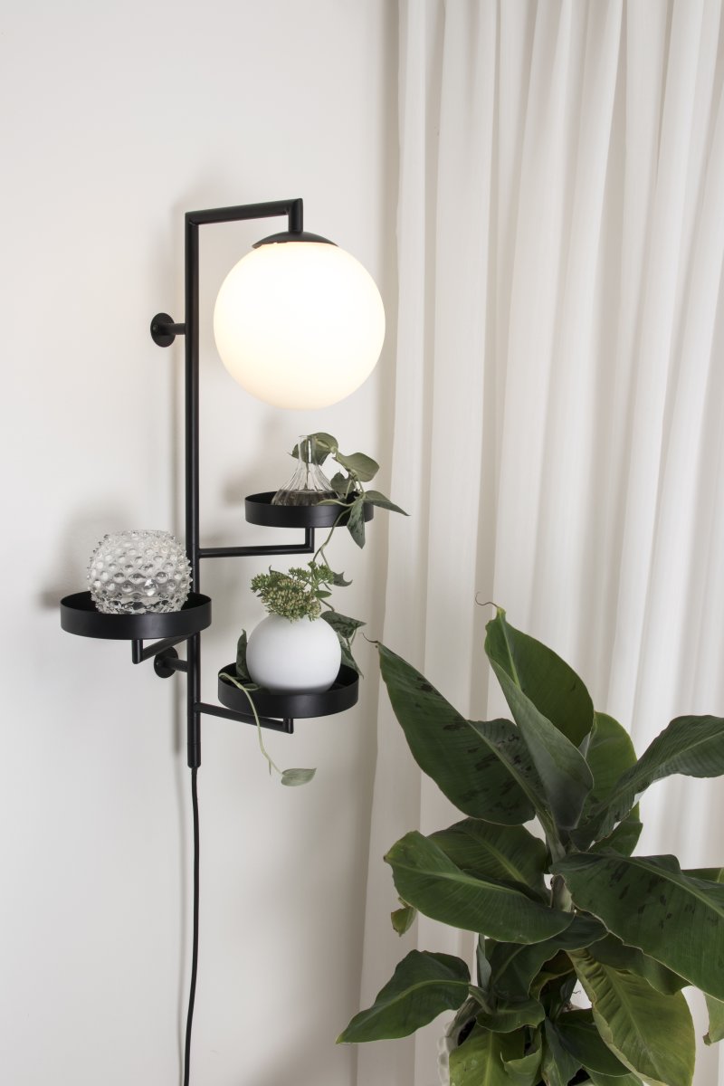 Astoria 62cm Schwarz wandlampe Von Globen Lighting - Astoria vereint mit ihren Regalen und Leuchten Funktion und Design.