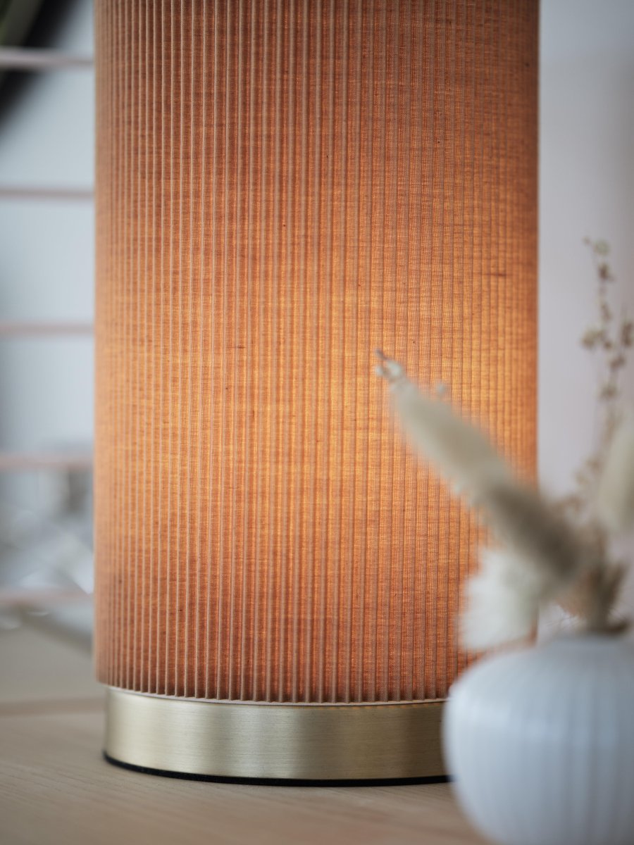 Dora 25cm Braun tischlampe Von PR Home - Stilvolle Tischleuchte mit festem Lampenschirm aus plissiertem Polyester und Baumwolle.