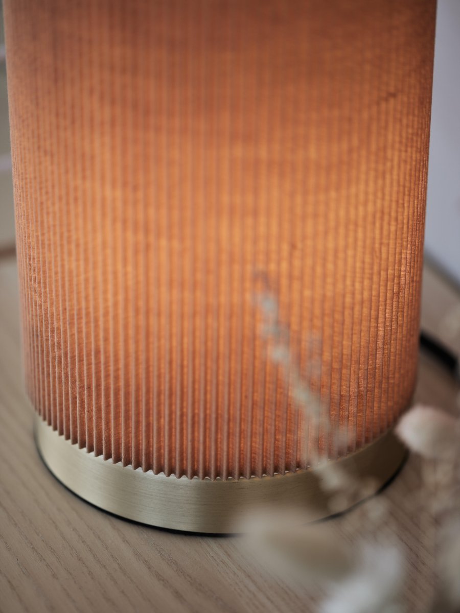 Dora 25cm Braun tischlampe Von PR Home - Stilvolle Tischleuchte mit festem Lampenschirm aus plissiertem Polyester und Baumwolle.