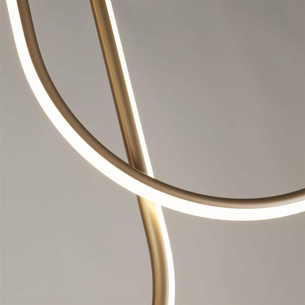 Chime 110cm Bronze deckenleuchte Von Searchlight - Chime ist eine Deckenleuchte, die mit ihrer modernen, geschwungenen Form und dem Bronze-Finish ein echter Blickfang im Raum ist.