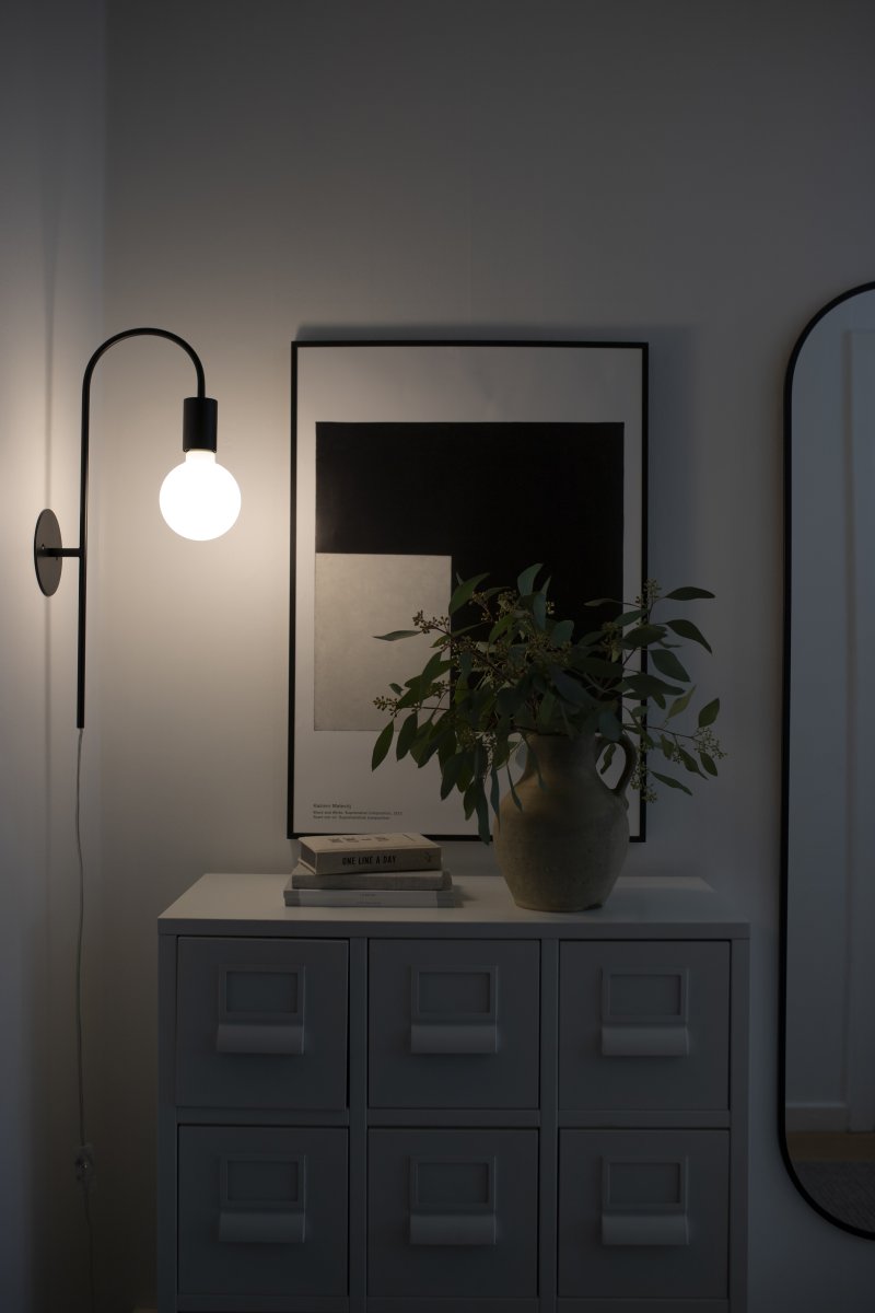 Grace 50cm Schwarz wandlampe Von Globen Lighting - Die Wandleuchte Grace hat einen sanft geschwungenen Arm aus schwarzem Metall.