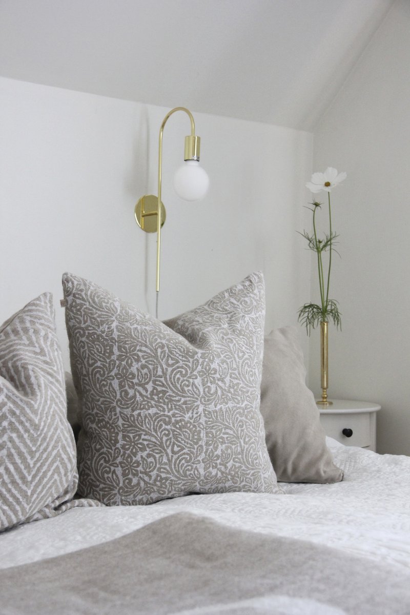 Grace 50cm Messing wandlampe Von Globen Lighting - Die Wandleuchte Grace hat einen sanft geschwungenen Metallarm in Messingoptik.