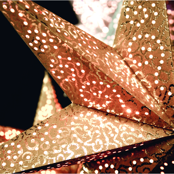 Antique Ø60 Gold Von Star Trading - Der Stern ist mit dekorativen Mustern verziert und sieht am Fenster hängend wunderschön aus.