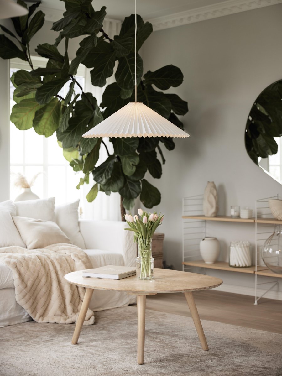 Dora Ø60 Weiß hängelampe Von PR Home - Deckenleuchte Dora mit 2m wei&szlig;em Textilkabel und dem Lampenschirm aus wei&szlig;em Papier.