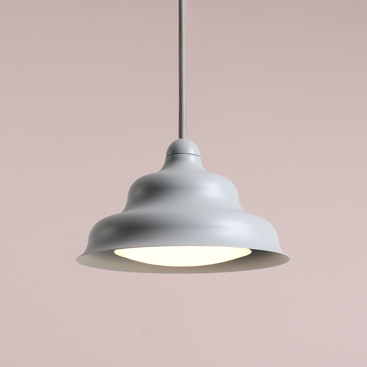 Wave Ø17 Blau hängelampe Von Artera - Wave ist eine moderne Pendelleuchte im Retro-Design und damit eine vielseitige Leuchte, die in jedes Zuhause passt.
