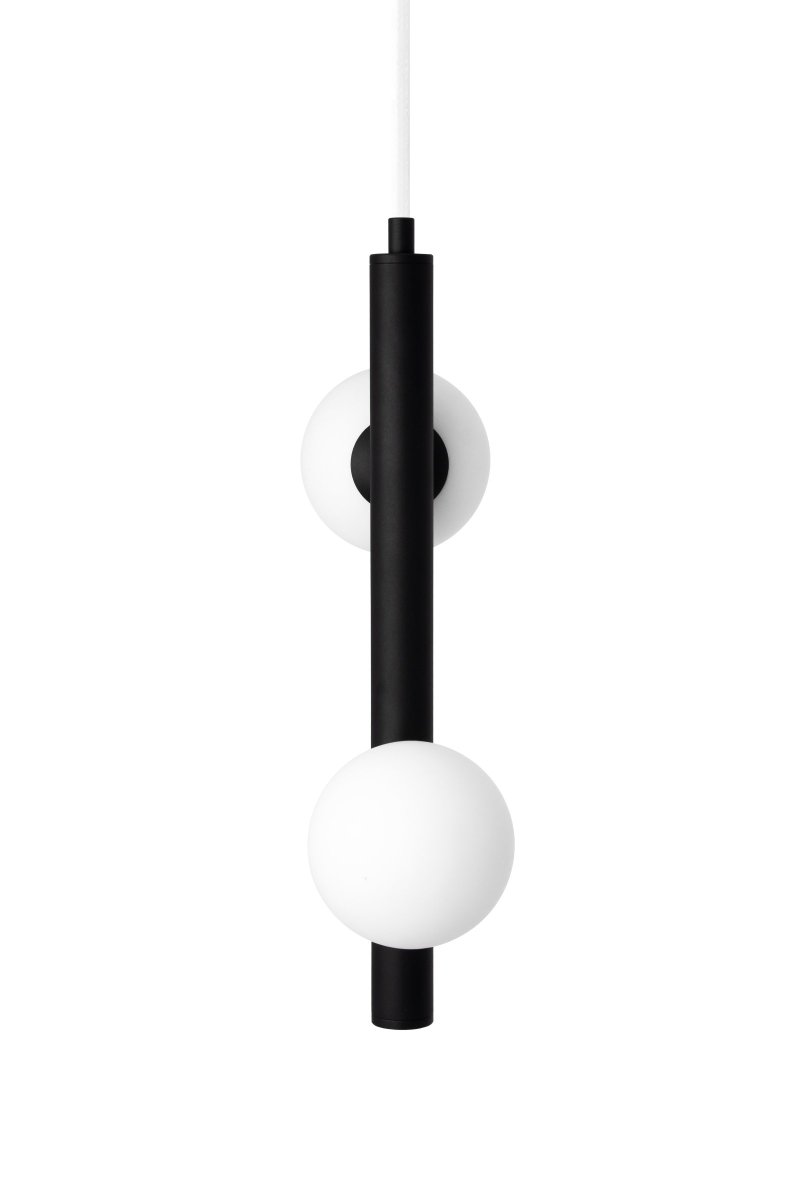 Pearl 23cm Schwarz hängelampe Von Globen Lighting - Die Lampe verf&uuml;gt &uuml;ber ein 350 cm langes wei&szlig;es Textilkabel mit Schalter und Stecker und eignet sich daher perfekt zum Aufh&auml;ngen in einem Fenster, zu mehreren in einer Gruppe in einer K&uuml;che oder &uuml;ber einem Nachttisch.