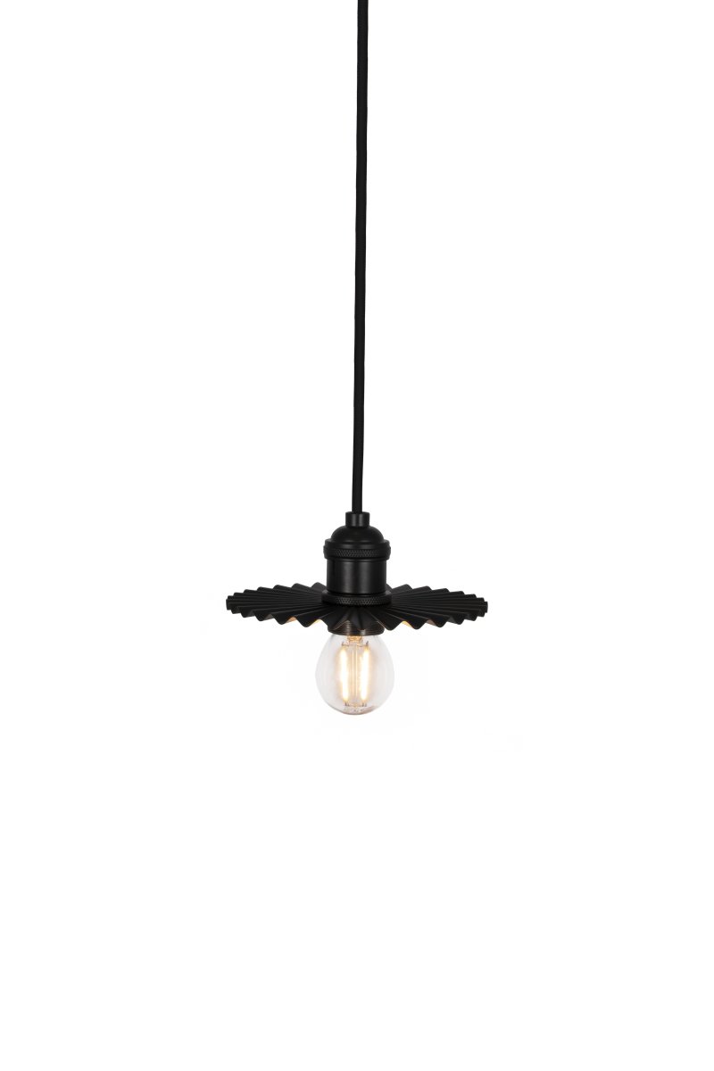 Omega Ø15 Schwarz fensterlampe Von Globen Lighting - Omega ist eine Netz-Fensterleuchte mit plissiertem Metallschirm, die sowohl allein im Fenster als auch in einer Gruppe über der Küchentheke gut zur Geltung kommt.