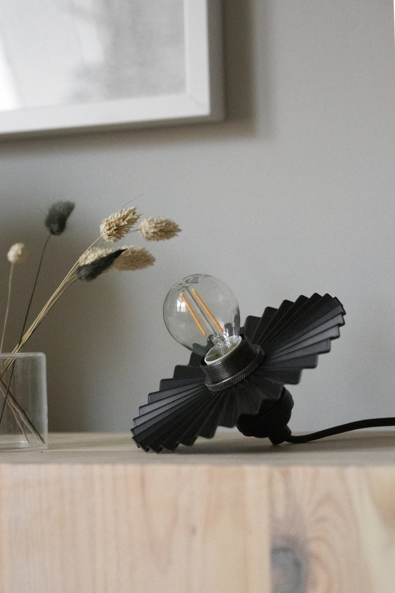 Omega Ø15 Schwarz fensterlampe Von Globen Lighting - Omega ist eine Netz-Fensterleuchte mit plissiertem Metallschirm, die sowohl allein im Fenster als auch in einer Gruppe über der Küchentheke gut zur Geltung kommt.