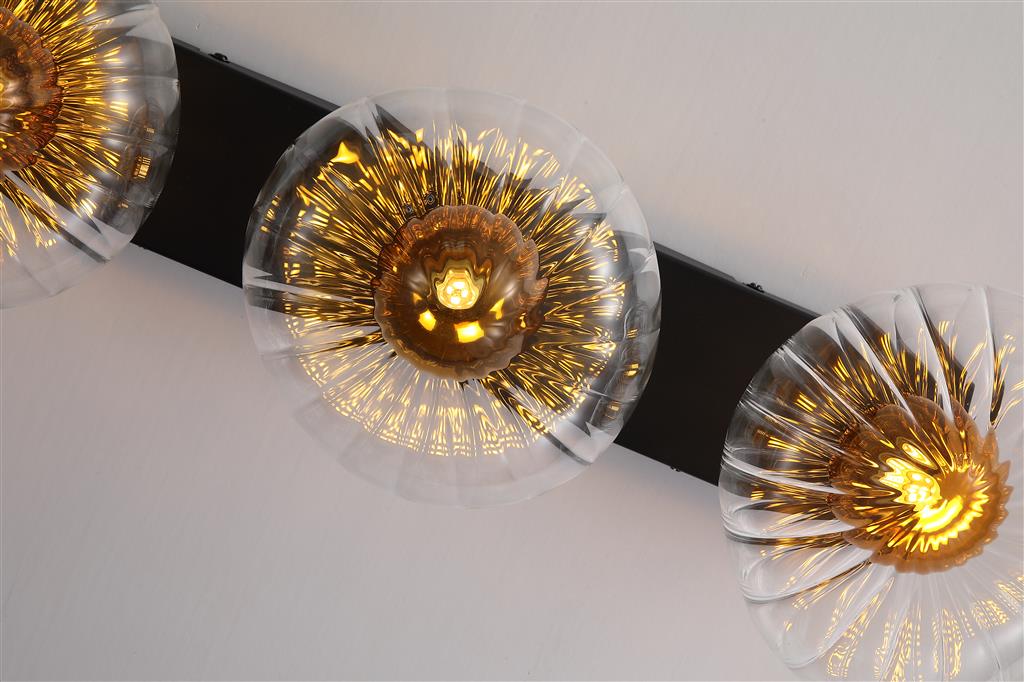 Sunbeam 52cm Transparent/schwarz wandlampe Von Searchlight - Die runden, gerippten Schirme aus transparentem Glas beherbergen eine wunderschöne, bernsteinfarbene Kuppel, die dem Raum Struktur und Lebendigkeit verleiht und ihn gleichzeitig sanft und angenehm erhellt.