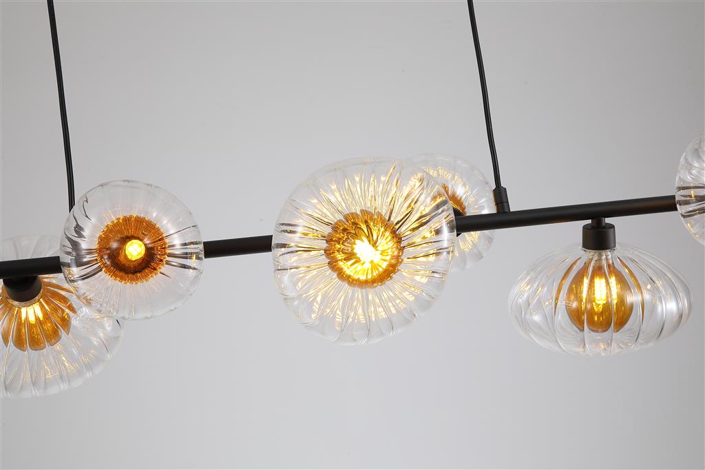 Sunbeam 90cm Transparent/schwarz hängelampe Von Searchlight - Der schwarze Rahmen setzt einen klaren Kontrast zu den warmen Farbtönen und unterstreicht den modernen und charakteristischen Ausdruck der Leuchte.