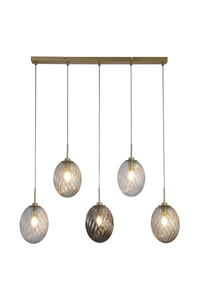 Whirl 92cm Messing hängelampe Von Searchlight - Die spiralförmigen Rippen im Glas erzeugen Struktur und eine lebendige Lichtverteilung, die dem Raum eine sanfte und einladende Atmosphäre verleiht.