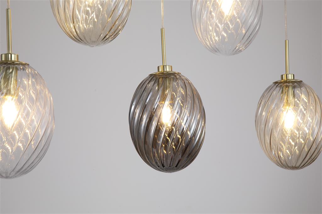 Whirl 92cm Messing hängelampe Von Searchlight - Die spiralförmigen Rippen im Glas erzeugen Struktur und eine lebendige Lichtverteilung, die dem Raum eine sanfte und einladende Atmosphäre verleiht.