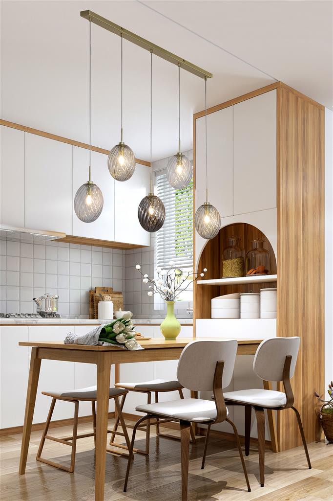 Whirl 92cm Messing hängelampe Von Searchlight - Die spiralförmigen Rippen im Glas erzeugen Struktur und eine lebendige Lichtverteilung, die dem Raum eine sanfte und einladende Atmosphäre verleiht.