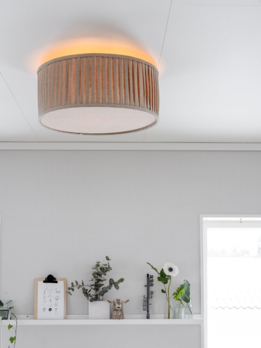 Plissé Ø45 Beige deckenleuchte Von PR Home - Der plissierte Schirm aus beigefarbenem Leinenstoff spendet ein sanftes und angenehmes Licht und verleiht dem Raum eine behagliche Atmosphäre.