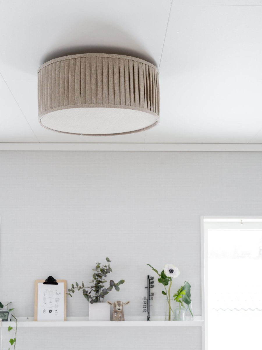 Plissé Ø45 Beige deckenleuchte Von PR Home - Der plissierte Schirm aus beigefarbenem Leinenstoff spendet ein sanftes und angenehmes Licht und verleiht dem Raum eine behagliche Atmosphäre.