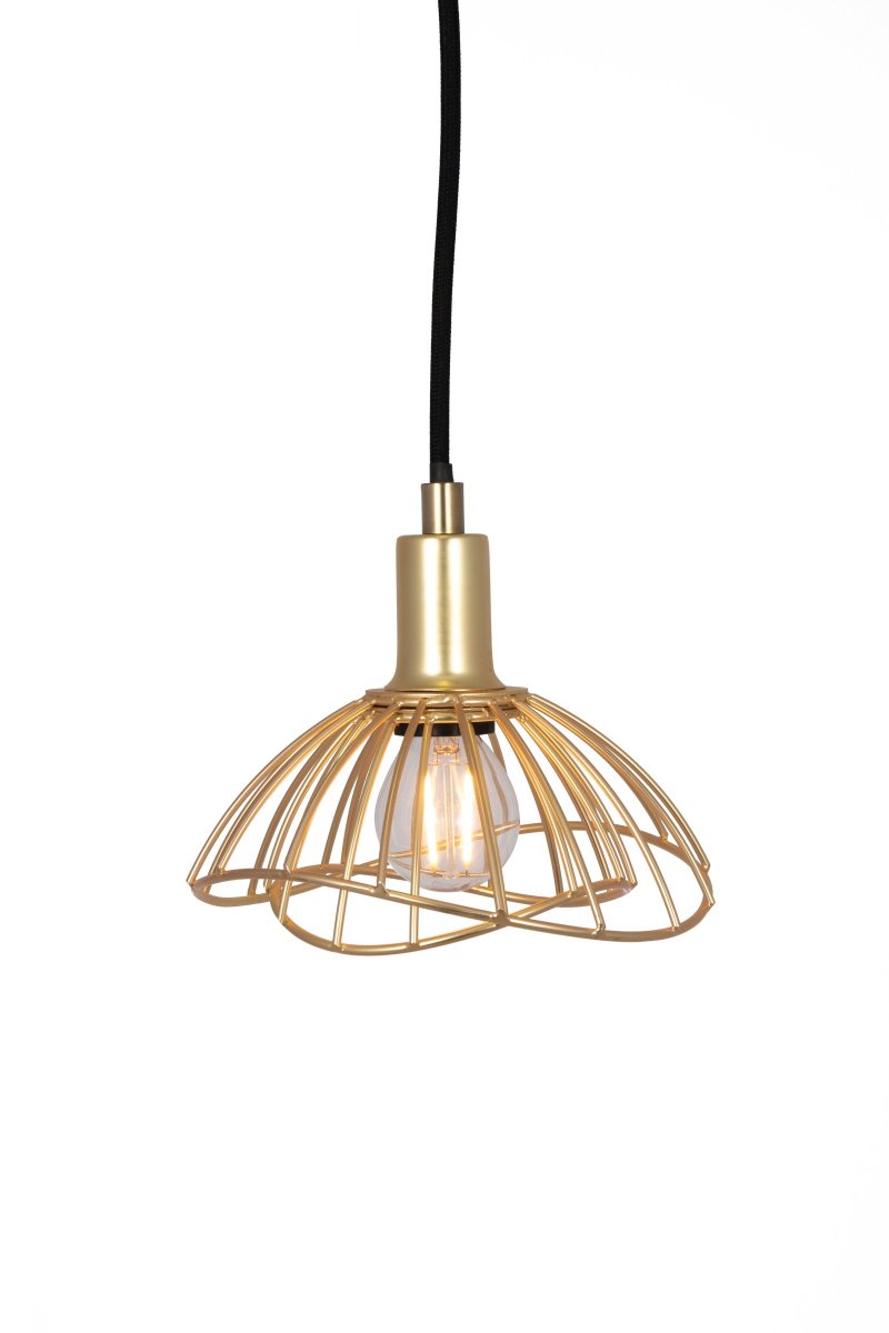 Ray Ø16 Gebürstetes Messing hängelampe Von Globen Lighting - Die Deckenleuchte Ray mit ihrem gewellten Metallschirm in Mattschwarz ist eine kleine und dezente Leuchte, die in ihrer Schlichtheit allein in einem Fenster ebenso sch&ouml;n aussieht, wie beispielsweise in einer Gruppe aus mehreren St&uuml;cken.