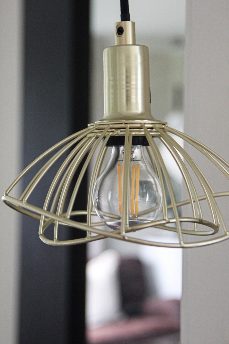 Ray Ø16 Gebürstetes Messing hängelampe Von Globen Lighting - Die Deckenleuchte Ray mit ihrem gewellten Metallschirm in Mattschwarz ist eine kleine und dezente Leuchte, die in ihrer Schlichtheit allein in einem Fenster ebenso sch&ouml;n aussieht, wie beispielsweise in einer Gruppe aus mehreren St&uuml;cken.