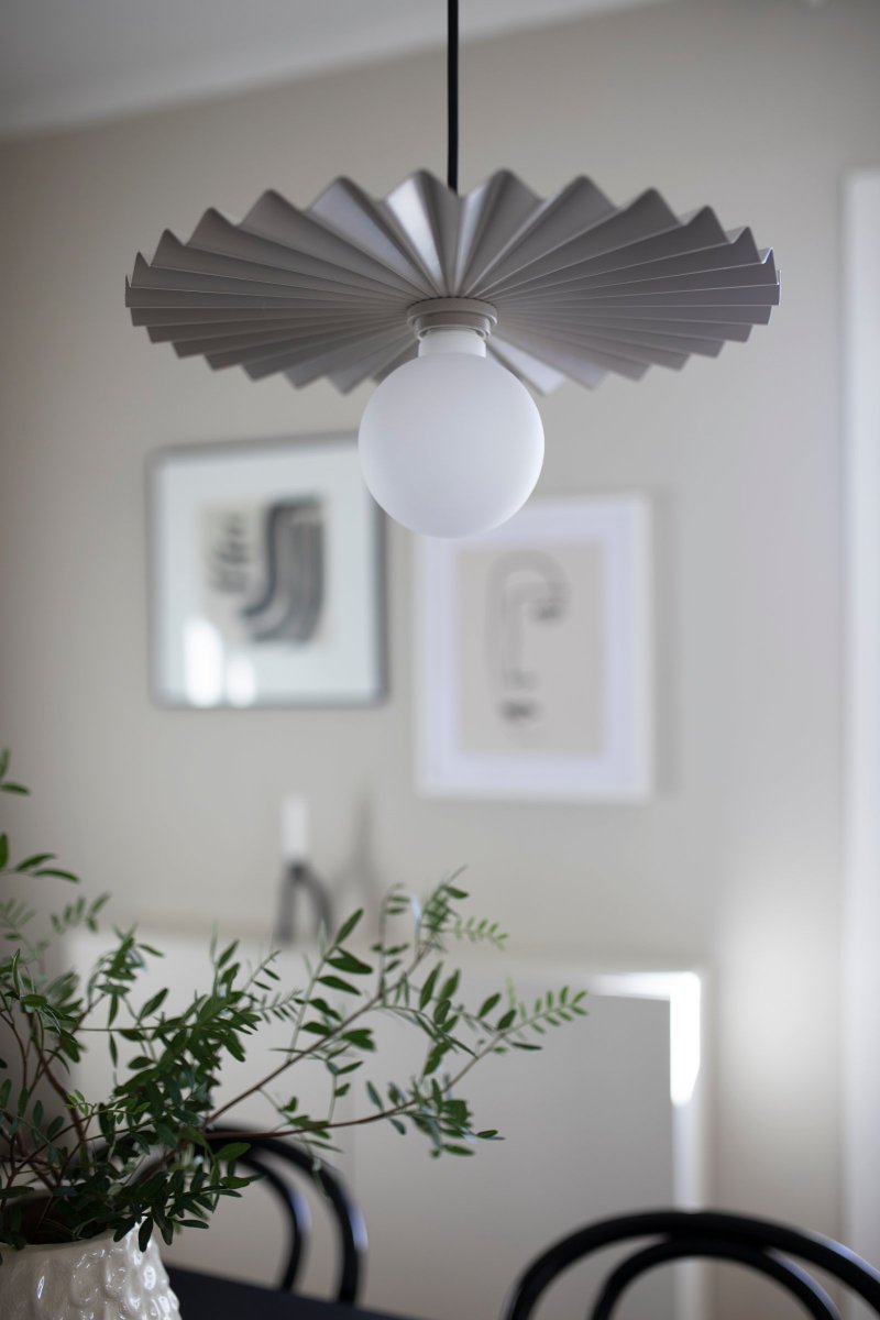 Omega Ø35 Dreck hängelampe Von Globen Lighting - Die Pendelleuchte Omega übernimmt die Führung und fällt mit ihrem plissierten, beigefarbenen Metallschirm im Raum auf.