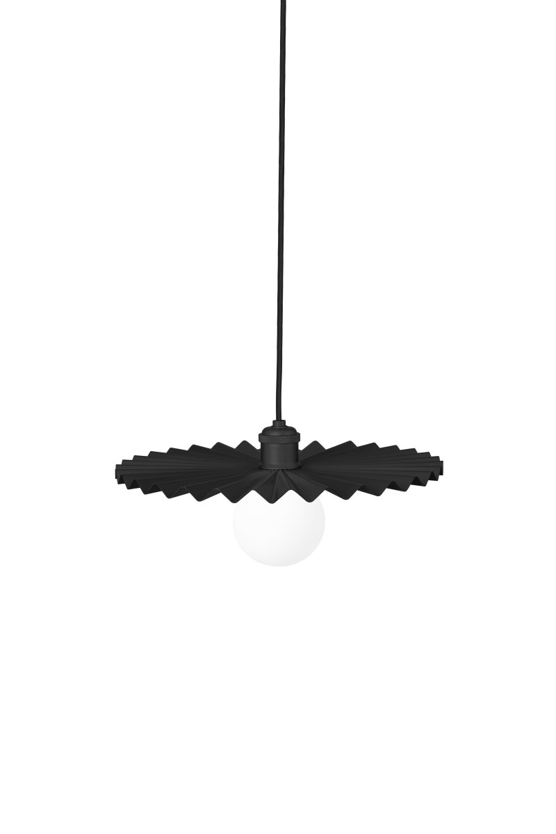 Omega Ø35 Schwarz hängelampe Von Globen Lighting - Omega ist eine Deckenleuchte mit plissiertem Metallschirm, der dem Raum einen unverwechselbaren Charakter verleiht.