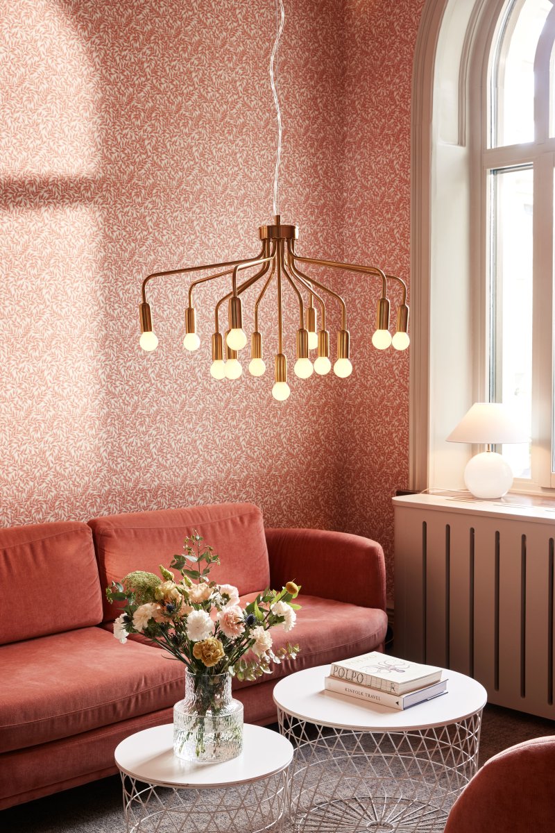 Roots Ø70 Gebürstetes Messing hängelampe Von Globen Lighting - Roots &auml;r en elegant och tidl&ouml;s pendel tillverkad av metall med en borstad m&auml;ssingfinish.