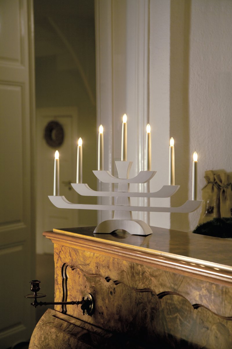 Candelabra 7 Lights Weiß Von Konstsmide - Mit seinen drei stilvollen Ebenen und sieben warmwei&szlig;en Lichtern verbindet es klassischen Charme mit modernem Design.