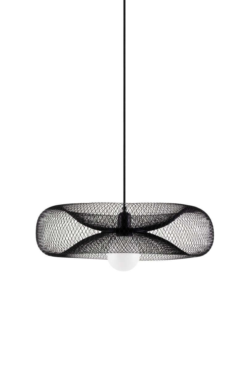 Torus Ø50 Schwarz hängelampe Von Globen Lighting - Torus &auml;r en luftig och mjuk pendel tillverkad av galvaniserat svart metalln&auml;t.
