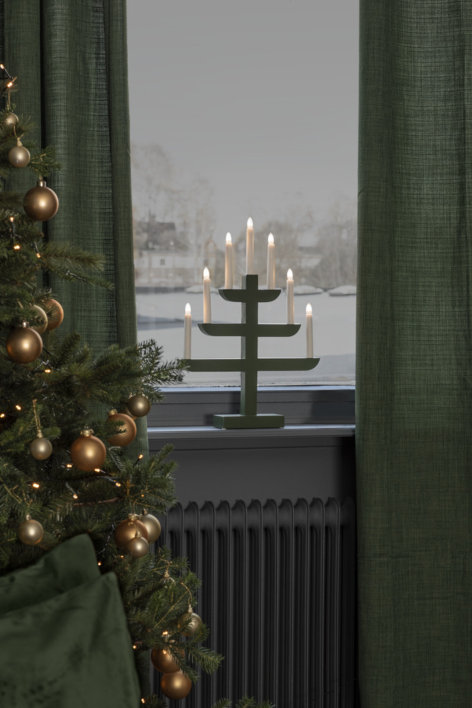 Candelabra 7 Lights Dunkelgrün Von Konstsmide - Mit seinen drei stilvollen Ebenen und sieben warmwei&szlig;en Lichtern verbindet es klassischen Charme mit modernem Design.