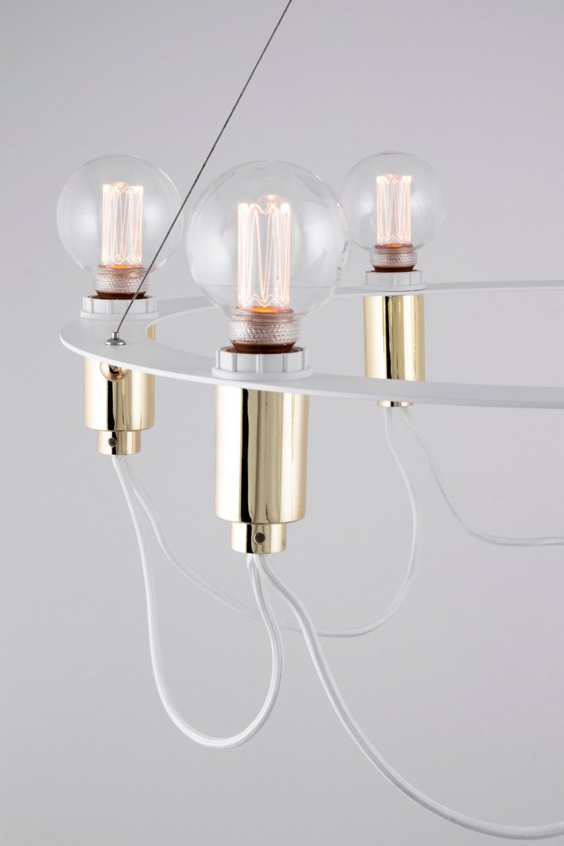 Cables Ø60 Weiß hängelampe Von Globen Lighting - Kronleuchter mit gl&auml;nzendem Messinganh&auml;nger aus einem matt lackierten, runden wei&szlig;en Metallring.