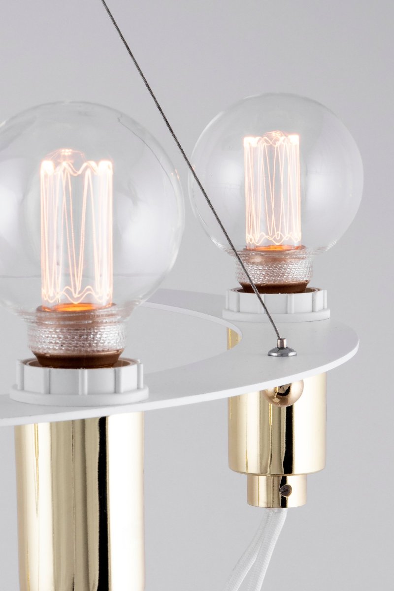 Cables Ø60 Weiß hängelampe Von Globen Lighting - Kronleuchter mit gl&auml;nzendem Messinganh&auml;nger aus einem matt lackierten, runden wei&szlig;en Metallring.