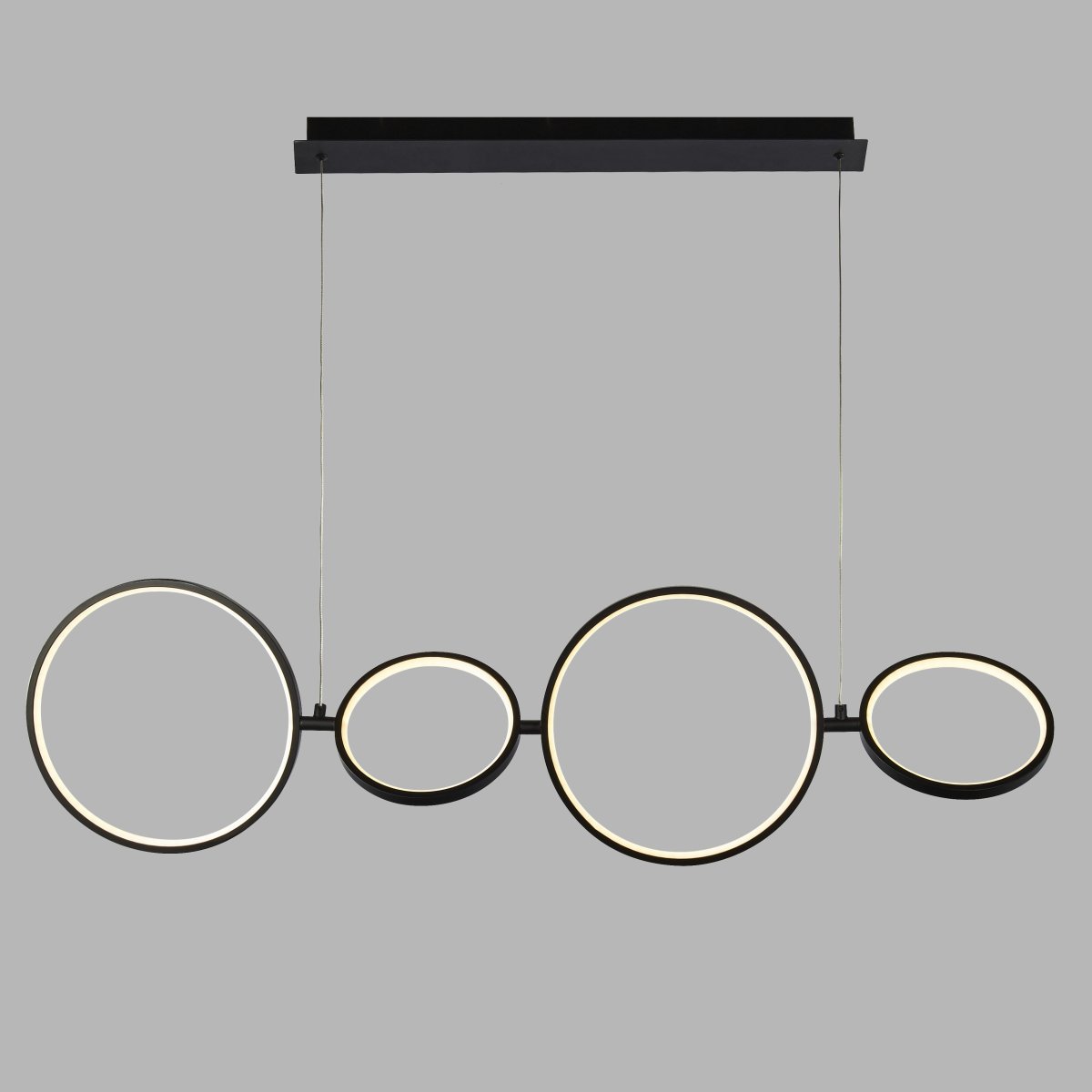 Cirque 110cm Schwarz hängelampe Von Searchlight - Durch die einstellbare Aufhängelänge während der Installation und die Option eines Dimmers eignet es sich ideal für die Platzierung über Küchentheken und Esstischen.