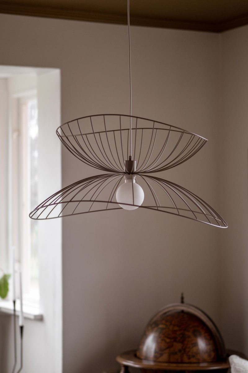 Ray Ø70 Beige hängelampe Von Globen Lighting - Die beiden Schirme können auf verschiedene Weise angeordnet werden – entweder übereinander oder ineinander montiert für eine niedrigere Pendelleuchte.