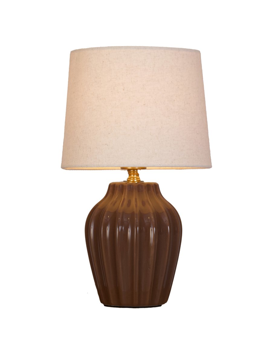 Lyon 32cm Braun tischlampe Von PR Home - Der geriffelte Keramikfu&szlig; in warmem Braunton verleiht der Leuchte eine zeitlose und romantische Ausstrahlung, w&auml;hrend die gedeckten Farbt&ouml;ne Eleganz und Tiefe schaffen, ohne den Raum zu dominieren.