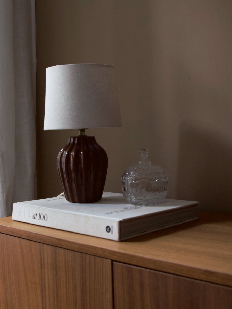 Lyon 32cm Braun tischlampe Von PR Home - Der geriffelte Keramikfu&szlig; in warmem Braunton verleiht der Leuchte eine zeitlose und romantische Ausstrahlung, w&auml;hrend die gedeckten Farbt&ouml;ne Eleganz und Tiefe schaffen, ohne den Raum zu dominieren.