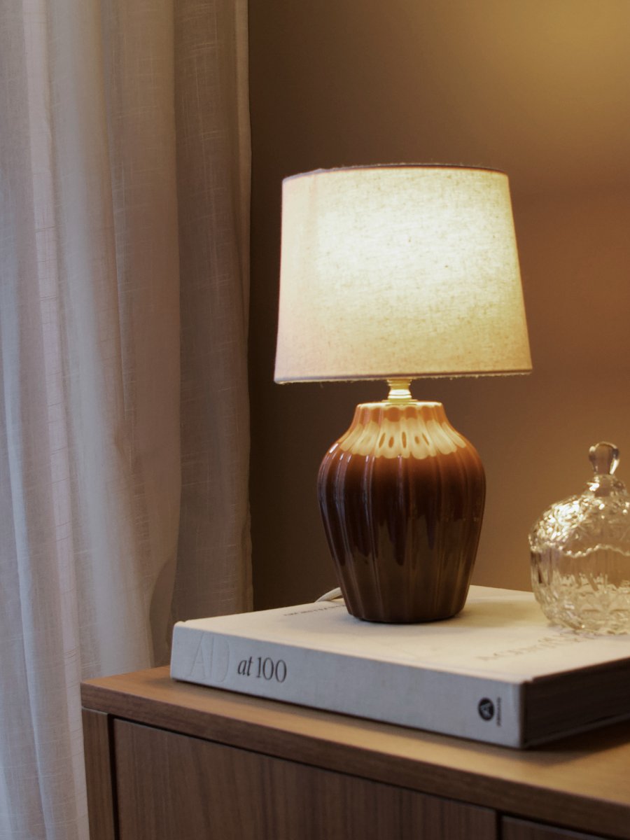 Lyon 32cm Braun tischlampe Von PR Home - Der geriffelte Keramikfu&szlig; in warmem Braunton verleiht der Leuchte eine zeitlose und romantische Ausstrahlung, w&auml;hrend die gedeckten Farbt&ouml;ne Eleganz und Tiefe schaffen, ohne den Raum zu dominieren.