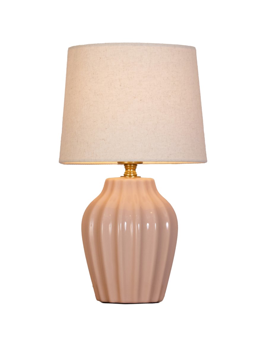 Lyon 32cm Rosa tischlampe Von PR Home - Der geriffelte Keramikfu&szlig; in einem zarten Rosa verleiht der Lampe einen zeitlosen und romantischen Ausdruck, w&auml;hrend die gedeckten Farbt&ouml;ne Eleganz und Tiefe schaffen, ohne den Raum zu dominieren.