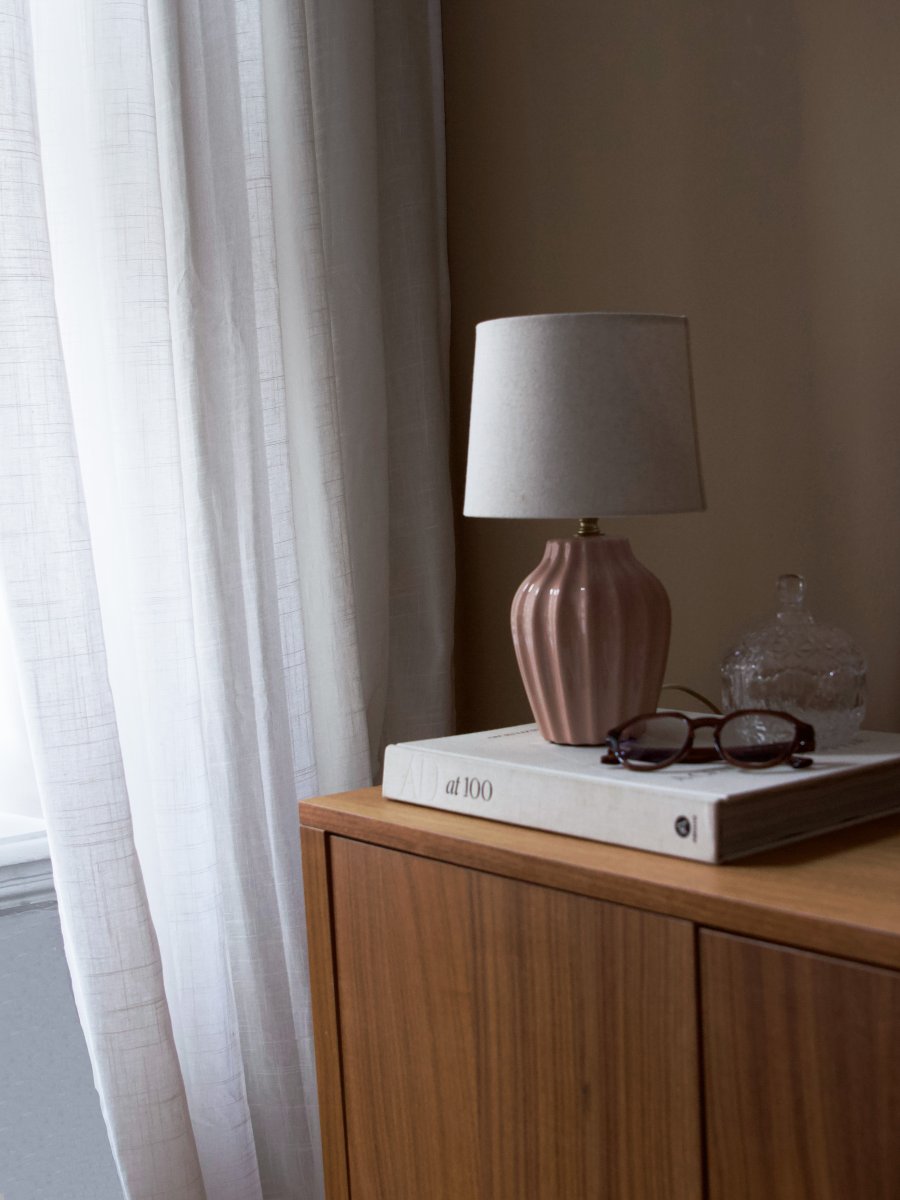 Lyon 32cm Rosa tischlampe Von PR Home - Der geriffelte Keramikfu&szlig; in einem zarten Rosa verleiht der Lampe einen zeitlosen und romantischen Ausdruck, w&auml;hrend die gedeckten Farbt&ouml;ne Eleganz und Tiefe schaffen, ohne den Raum zu dominieren.