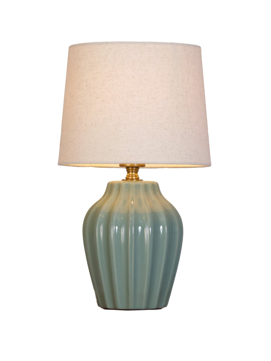 Lyon 32cm Türkis tischlampe Von PR Home - Der geriffelte Keramikfuß in einem schönen Türkis verleiht der Lampe einen zeitlosen und romantischen Ausdruck, während die gedeckten Farbtöne Eleganz und Tiefe schaffen, ohne den Raum zu dominieren.