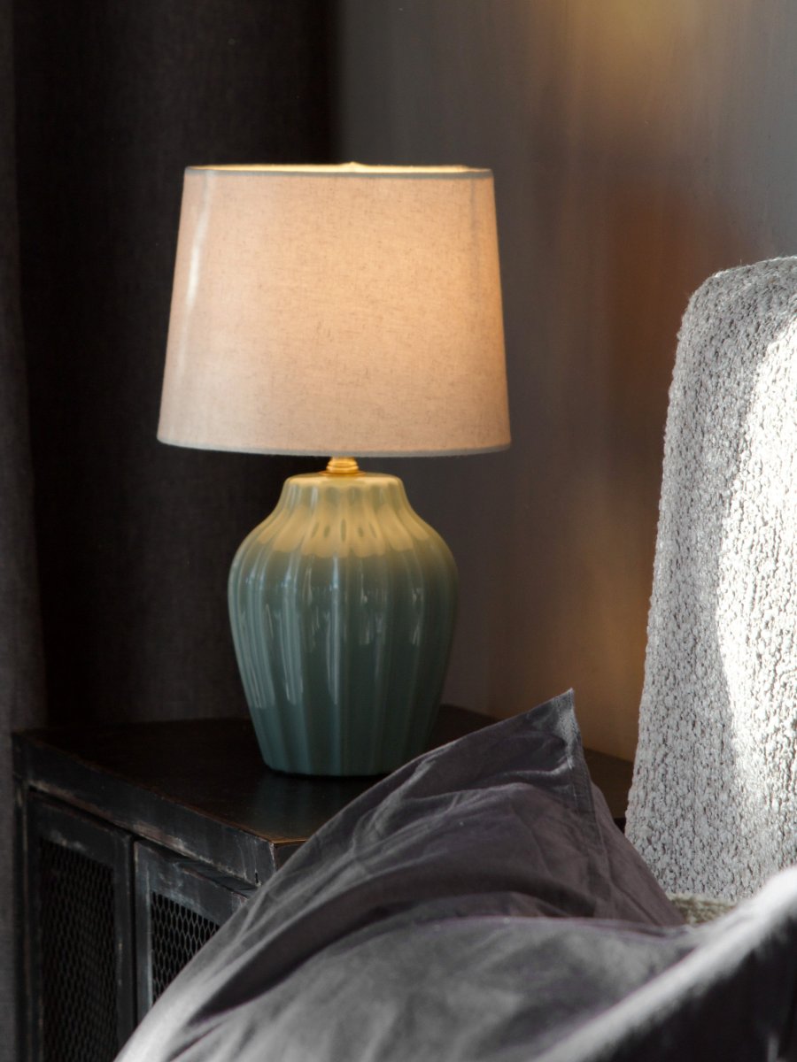 Lyon 32cm Türkis tischlampe Von PR Home - Der geriffelte Keramikfuß in einem schönen Türkis verleiht der Lampe einen zeitlosen und romantischen Ausdruck, während die gedeckten Farbtöne Eleganz und Tiefe schaffen, ohne den Raum zu dominieren.