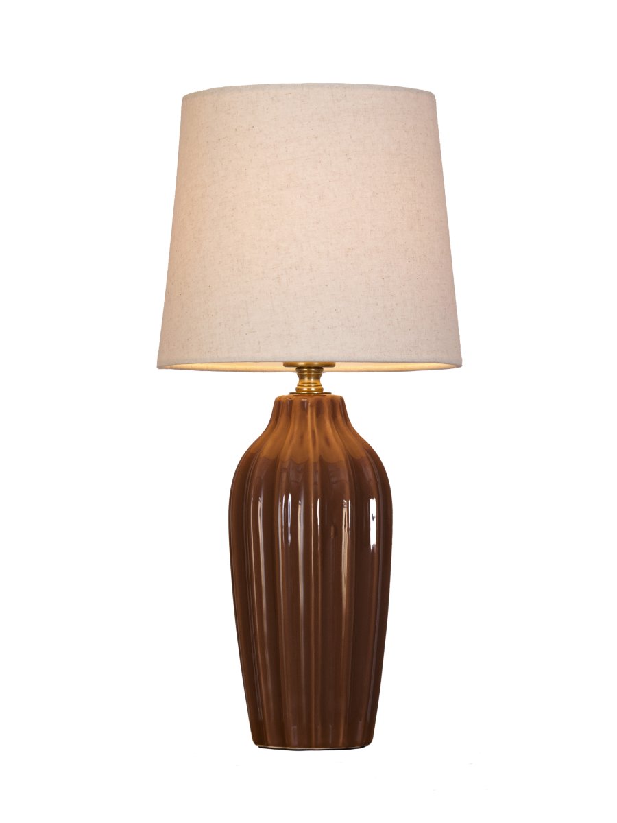 Lyon 40cm Braun tischlampe Von PR Home - Der geriffelte Keramikfu&szlig; in warmem Braunton verleiht der Leuchte eine zeitlose und romantische Ausstrahlung, w&auml;hrend die gedeckten Farbt&ouml;ne Eleganz und Tiefe schaffen, ohne den Raum zu dominieren.