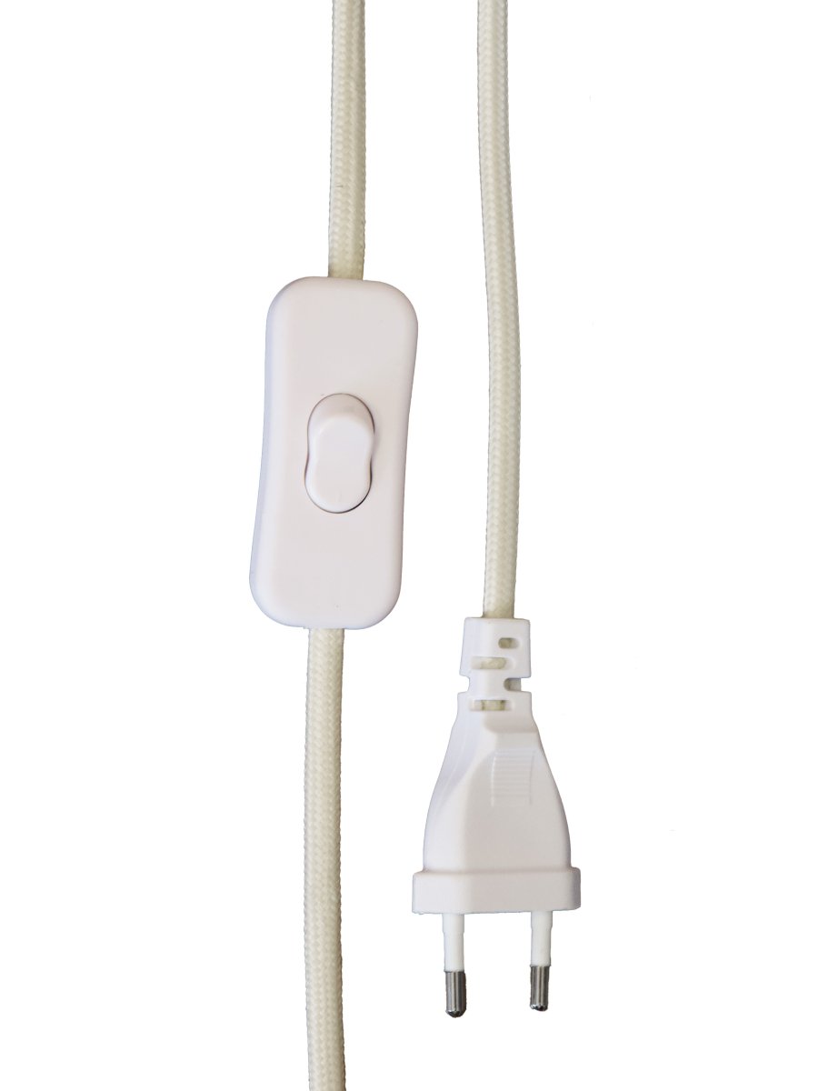 Lyon 40cm Braun tischlampe Von PR Home - Der geriffelte Keramikfu&szlig; in warmem Braunton verleiht der Leuchte eine zeitlose und romantische Ausstrahlung, w&auml;hrend die gedeckten Farbt&ouml;ne Eleganz und Tiefe schaffen, ohne den Raum zu dominieren.