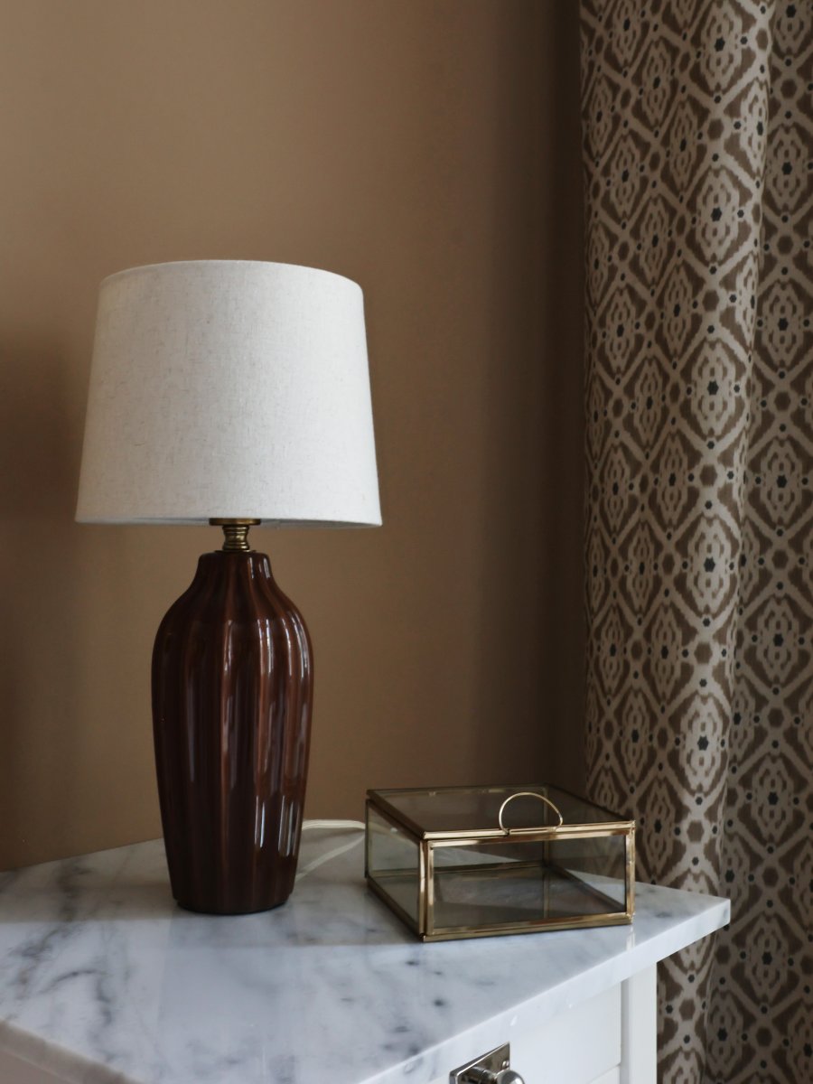 Lyon 40cm Braun tischlampe Von PR Home - Der geriffelte Keramikfu&szlig; in warmem Braunton verleiht der Leuchte eine zeitlose und romantische Ausstrahlung, w&auml;hrend die gedeckten Farbt&ouml;ne Eleganz und Tiefe schaffen, ohne den Raum zu dominieren.