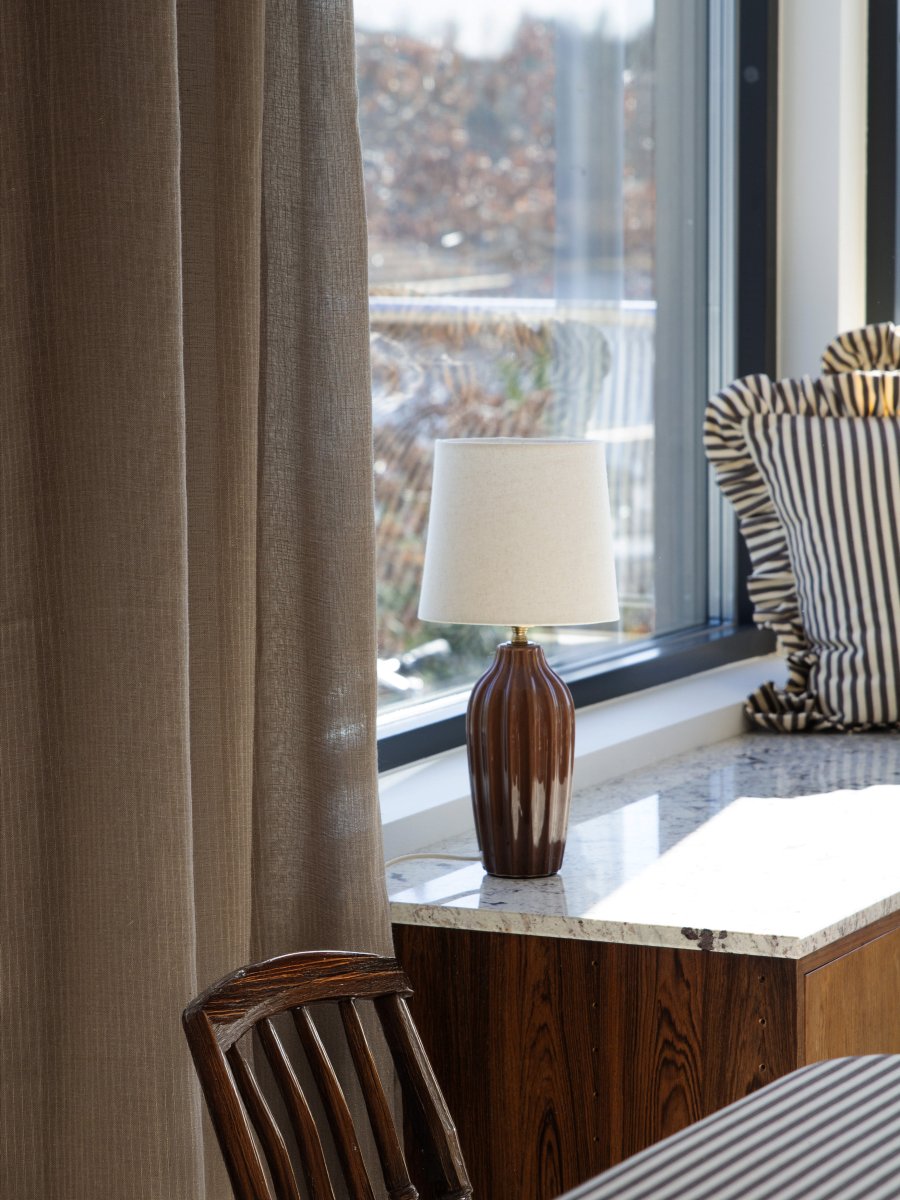 Lyon 40cm Braun tischlampe Von PR Home - Der geriffelte Keramikfu&szlig; in warmem Braunton verleiht der Leuchte eine zeitlose und romantische Ausstrahlung, w&auml;hrend die gedeckten Farbt&ouml;ne Eleganz und Tiefe schaffen, ohne den Raum zu dominieren.