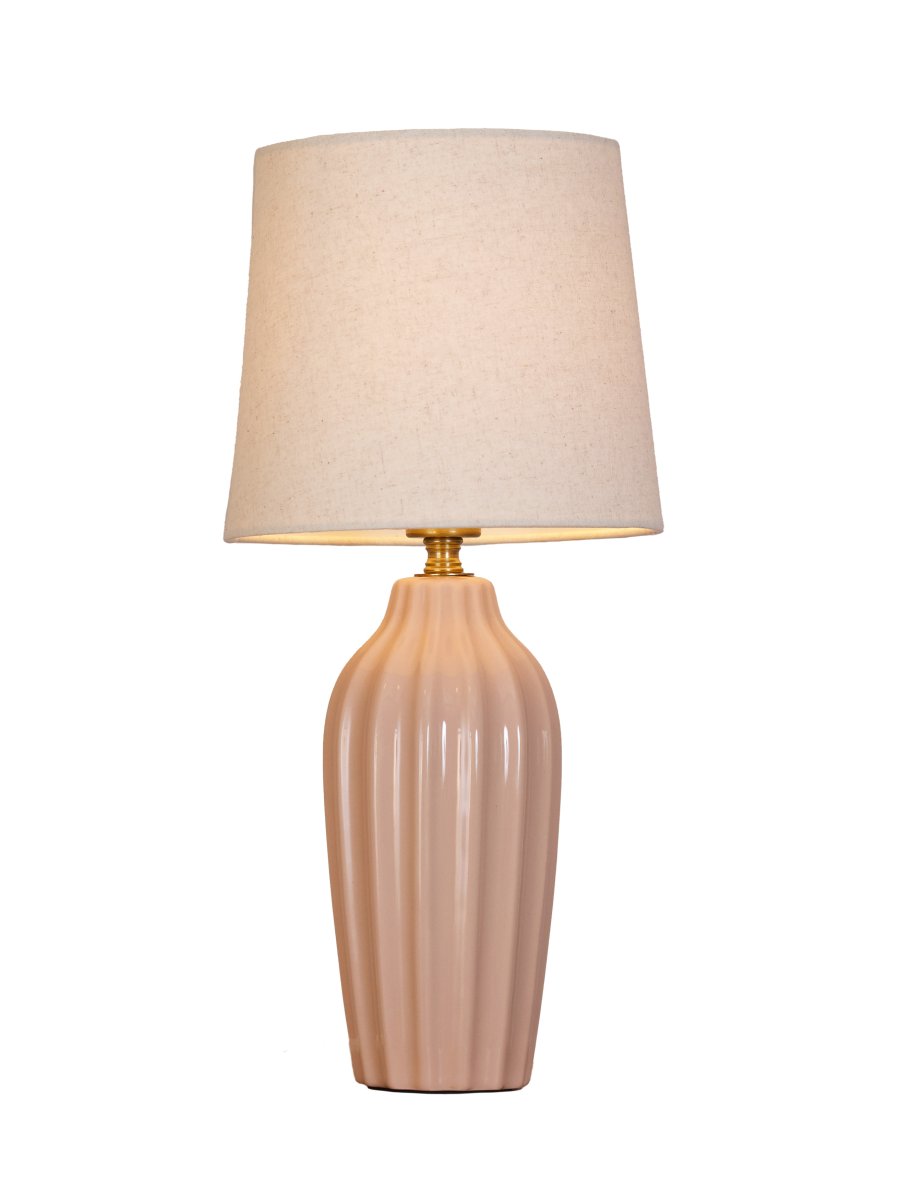Lyon 40cm Rosa tischlampe Von PR Home - Der geriffelte Keramikfuß in einem zarten Rosa verleiht der Lampe einen zeitlosen und romantischen Ausdruck, während die gedeckten Farbtöne Eleganz und Tiefe schaffen, ohne den Raum zu dominieren.